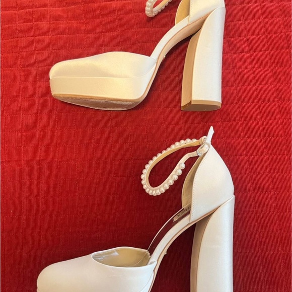 White Pearl Wedding Heels Badgley Mischka Platforms Size 9 - Picture 3 of 6
